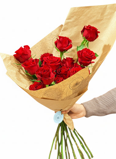 Love Me To The Moon (15 Gül)